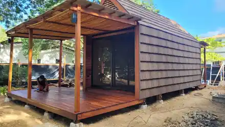 Cabaña de madera terminada con terraza techada